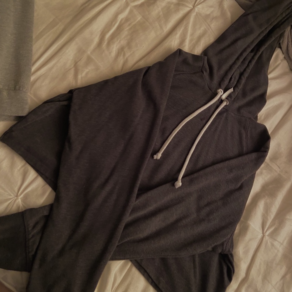 H&M Cropped charcoal hoodie ! 🌫